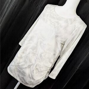 CHICO'S EASYWEAR! SUPER LIGHTWEIGHT, SILVER FLORAL ON WHITE, STRETCH TOP! SZ 6/8